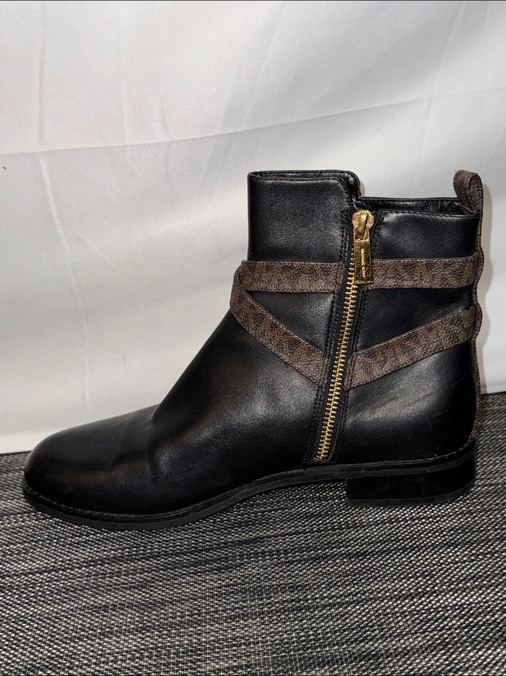 Michael Kors Black/Brown w/Gold Logo Chelsea Booties Sz 7